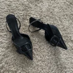 Décolleté nere da donna con tacco alto e cinturino - immagine 4