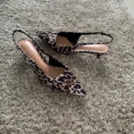 Sandali donna leopardati con tacco basso e punta a punta - immagine 3