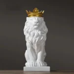 Statua leone con corona in resina per decorazione casa - immagine 2
