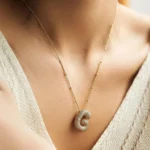 Collana iniziale placcata oro con zirconi lucenti