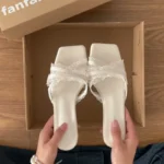 Ciabatte da donna in pizzo con tacco sottile - immagine 5