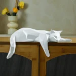 Statua gatto bianco e nero sdraiato in stile moderno