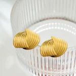 Orecchini a bottone intrecciati in acciaio inox dorato - immagine 5