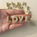 Collana iniziale placcata oro con zirconi lucenti - immagine 4