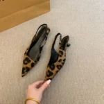 Sandali donna a punta chiusa con tacco basso leopardati - immagine 6