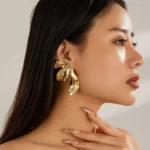 Orecchini a bottone vintage foglia di giglio in acciaio inox - immagine 2