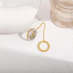 Anello doppio con catena e cristalli quadrati - immagine 5