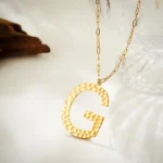 Collana iniziale oro vintage martellata per donna - immagine 4