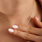 Collana iniziale F in oro con ciondolo minimal - immagine 5