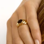 Anello donna acciaio oro con zirconi multicolore a spirale - immagine 3