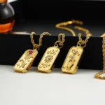Collana tarocchi vintage in acciaio dorato con ciondolo - immagine 2