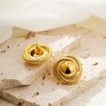 Orecchini a cerchio placcati oro con trama lucida vintage - immagine 5