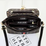 Borsa a tracolla donna in pelle con monogramma - immagine 4