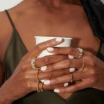 Anello doppio con catena e cristalli quadrati