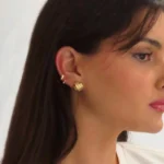 Orecchini a bottone multistrato incrociati placcati oro - immagine 2