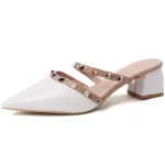 Mules da donna con tacco grosso e rivetti eleganti - immagine 6