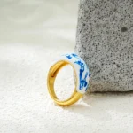 Anello a cupola con fiori blu e bianchi in smalto - immagine 3