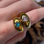 Anello donna cupola oro 18K con stella di cristallo rosa e blu - immagine 3