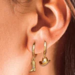 Set collana stivale cowboy e orecchini a cerchio dorati - immagine 4