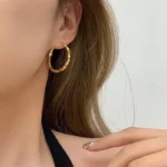 Orecchini a cerchio oro con perline geometriche donna - immagine 4