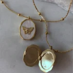 Collana vintage con ciondolo farfalla e medaglione apribile - immagine 2