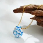 Collana donna ovale con smalto fiore bianco e blu - immagine 2