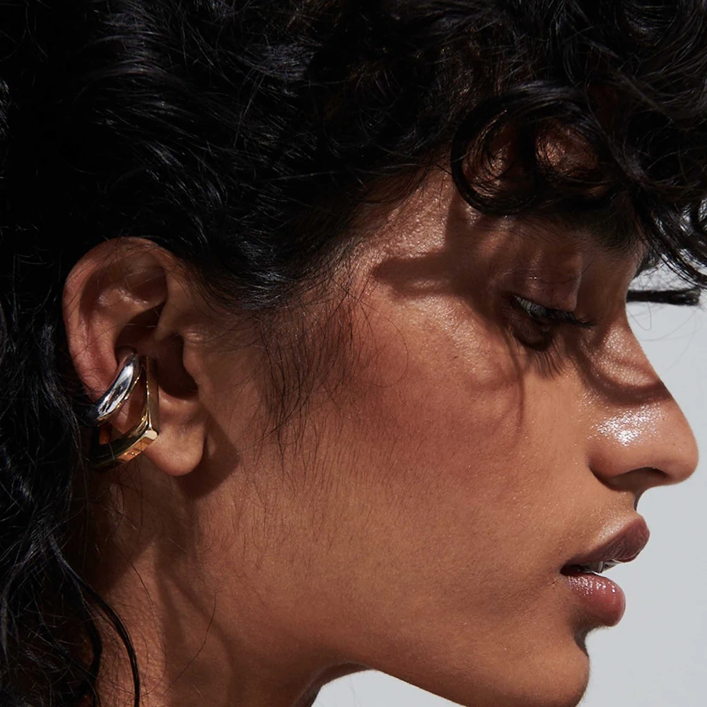 kf-Se88332c2e0cf4caea41bb125fb58b205o Orecchino a clip squadrato bicolore placcato oro 18K - immagine 1