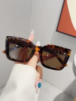 Occhiali da sole quadrati uomo/donna neri e leopardati - immagine 3