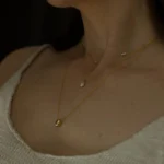 Collana dorata in acciaio con ciondolo a perline - immagine 4