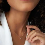 Collana iniziale F in oro con ciondolo minimal - immagine 6