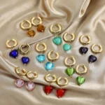 Orecchini pendenti cuore smaltato in acciaio inox oro