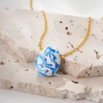 Collana donna ovale con smalto fiore bianco e blu - immagine 3