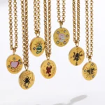 Ciondolo ovale vintage placcato oro con animali smaltati