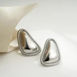 Orecchini a bottone triangolari irregolari in acciaio - immagine 3