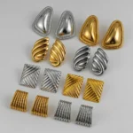 Orecchini geometrici a bottone in acciaio dorato 18K - immagine 6