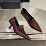 Décolleté donna in pelle morbida a punta con tacco sottile