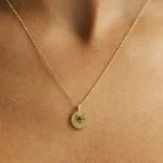 Ciondolo ovale vintage placcato oro con animali smaltati - immagine 3