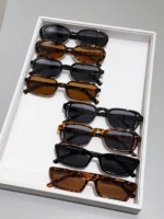 Set 8 occhiali da sole piccoli neri e tartarugati - immagine 3