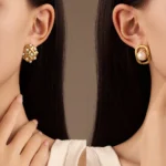 Orecchini a bottone in acciaio con perla e motivo geometrico - immagine 2