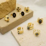 Anello aperto donna in acciaio oro con pietra nera - immagine 2