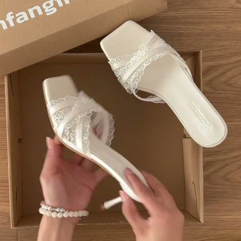 kf-Sfa2c6f99dd034d3eafc14ef5a1bb8e11E Ciabatte da donna in pizzo con tacco sottile - immagine 1