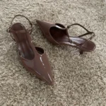 Sandali eleganti da donna a punta con tacco basso e cinturino - immagine 3