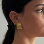 Orecchini geometrici a bottone in acciaio dorato 18K - immagine 5