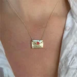 Collana busta "Ti amo" in acciaio con zircone rosso - immagine 4