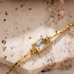 Collana donna acciaio dorato con ciondolo cristallo quadrato - immagine 3