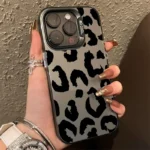 Custodia leopardata con placca argento per iPhone - immagine 2