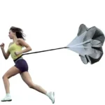 Allenatore di calcio con cintura e corda elastica per allenamento solista