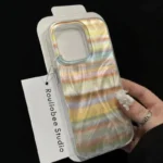 Cover iPhone arcobaleno minimal con piuma decorativa - immagine 4