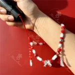 Portachiavi per telefono fatto a mano con perline, ideale anche per borse - immagine 4