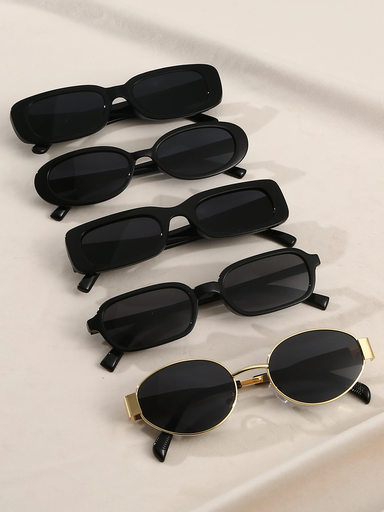 kf-S5da7ff127e3c47b5b7ad224253a6d3a1O Set 5 occhiali da sole neri retrò con montature miste - immagine 1